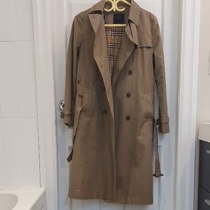 Elegant Brown Trench Coat with Plaid Lining